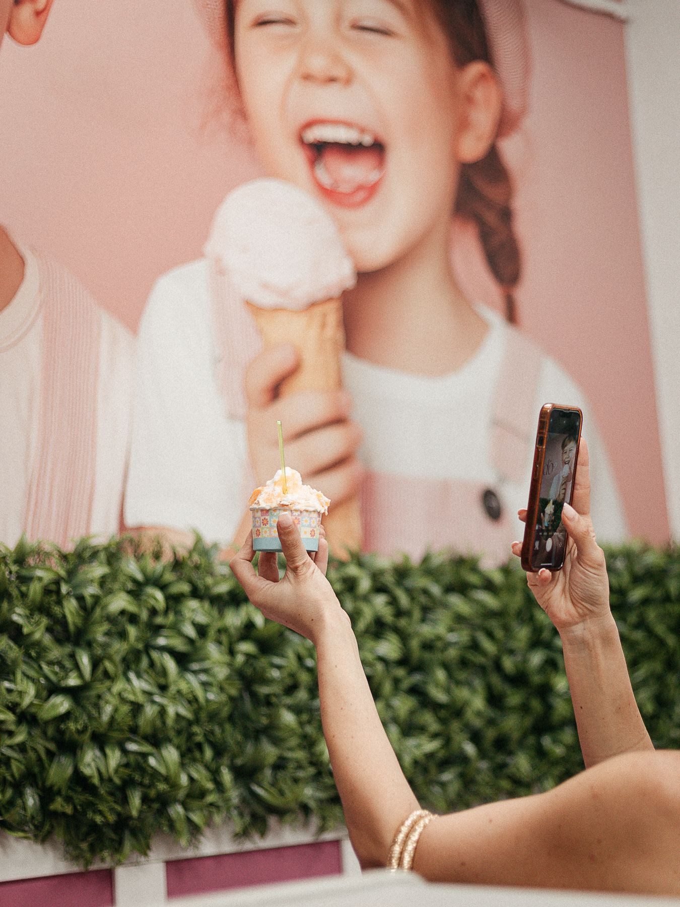 Clienta fotografiando su helado en el local