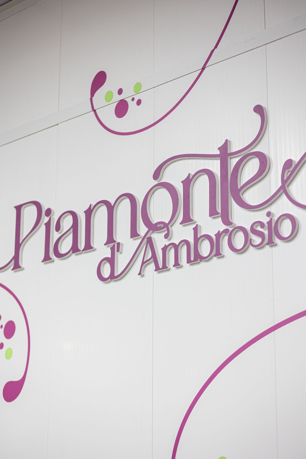 Rótulo de Piamonte d'Ambrosio en el local